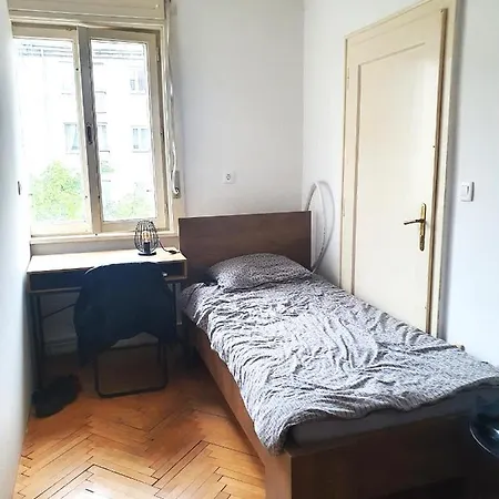 Old Spacious In The City Center Apartment